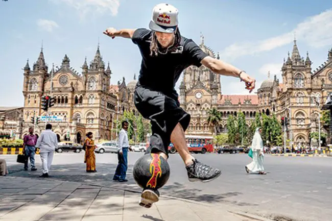 Sean Garnier doing freestyle football in mumbai